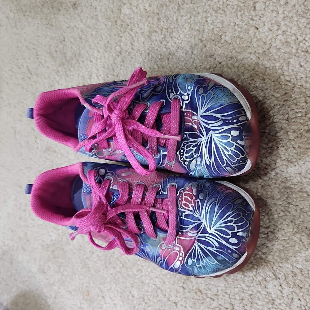 Girls purple tennis shoes